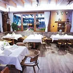 Tiroler Weinstube Aparthotel 4*