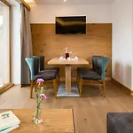 Tiroler Weinstube Aparthotel 4*