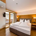 Tiroler Weinstube Aparthotel