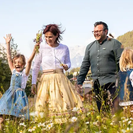 Tiroler Weinstube アパートホテル