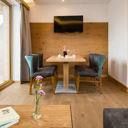 Tiroler Weinstube Hotel apartamentowy 4*