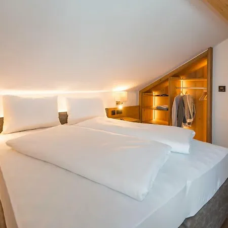 Tiroler Weinstube アパートホテル 4*