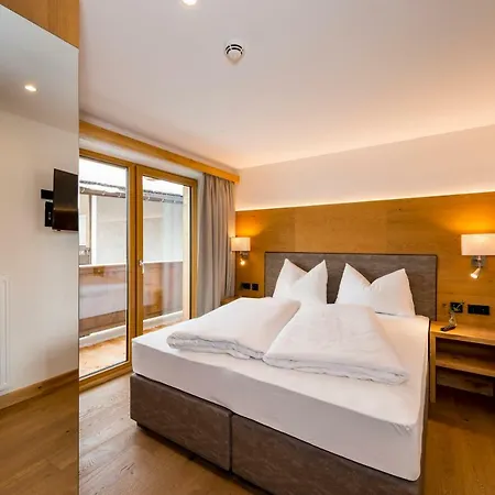 Tiroler Weinstube アパートホテル