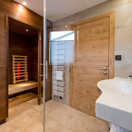 Tiroler Weinstube Apartahotel 4*