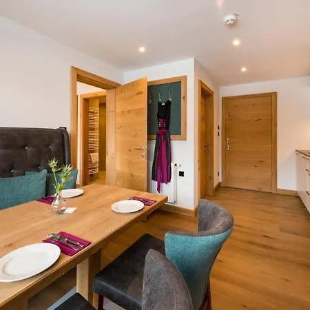 Tiroler Weinstube アパートホテル ゼーフェルト・イン・チロル