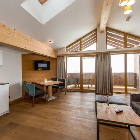 Tiroler Weinstube アパートホテル 4*