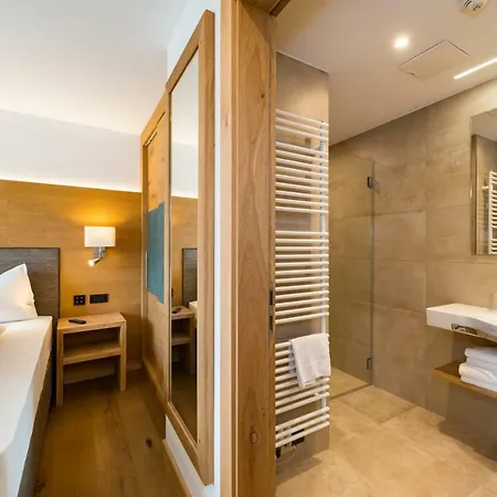 Tiroler Weinstube Apartahotel 4*