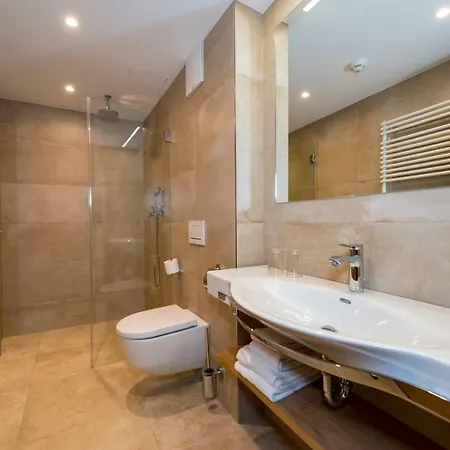 Tiroler Weinstube アパートホテル ゼーフェルト・イン・チロル