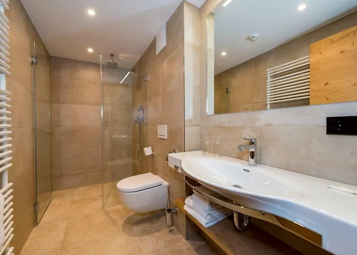 Tiroler Weinstube מלון דירות זיפלד אין טירול