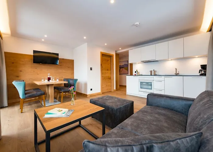 Tiroler Weinstube Apartmanhotel 4*