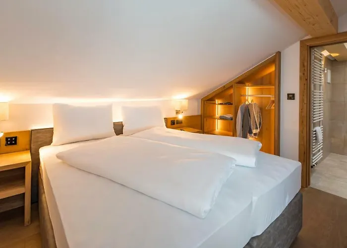 Tiroler Weinstube Apartmanhotel 4*