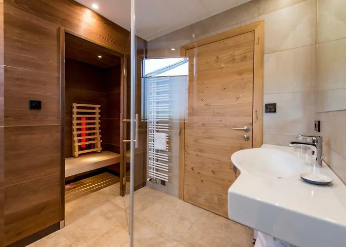 Tiroler Weinstube Apartmanhotel 4*