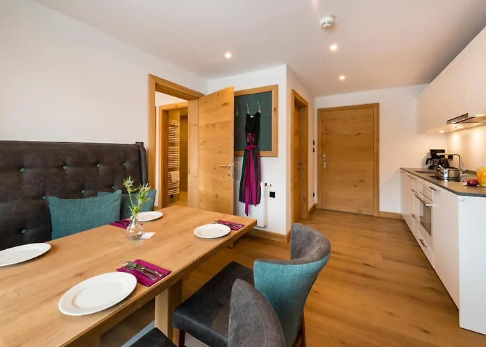 Tiroler Weinstube Apartmanhotel Seefeld in Tirol