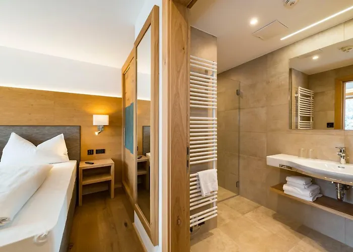 Tiroler Weinstube Apartmanhotel 4*